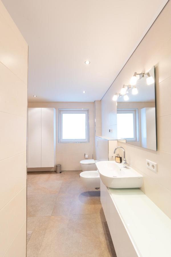 -Zentrale Wohnung-Balkon-Desingerkueche- ビーレフェルト エクステリア 写真