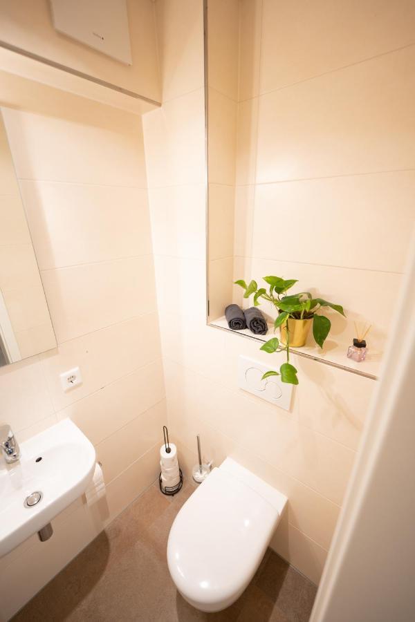 -Zentrale Wohnung-Balkon-Desingerkueche- ビーレフェルト エクステリア 写真